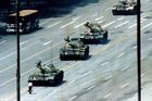 Čína - Tiananmen - 5. června 1989 - muž před tanky