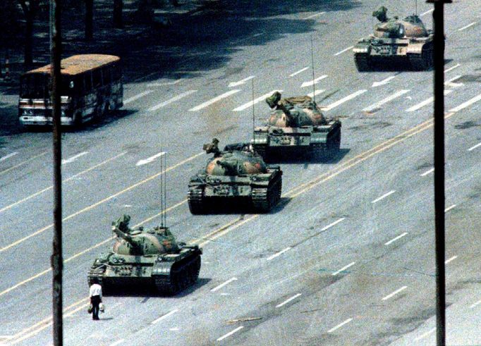 Čína - Tiananmen - 5. června 1989 - muž před tanky na třídě Věčného míru