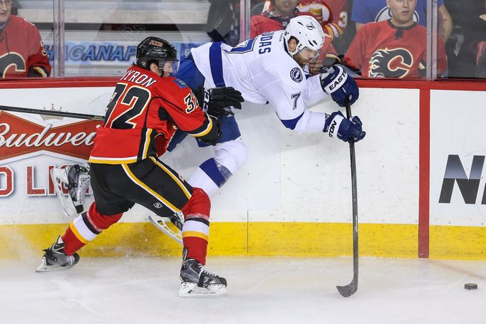 NHL: Tampa Bay Lightning vs Calgary Flames (Gudas a Byron)