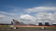 Jenže jak se nad Silverstone začala stahovat mračna, zašlo i slunce nad nadějemi na první vítězství Williamsu od Barcelony 2012.