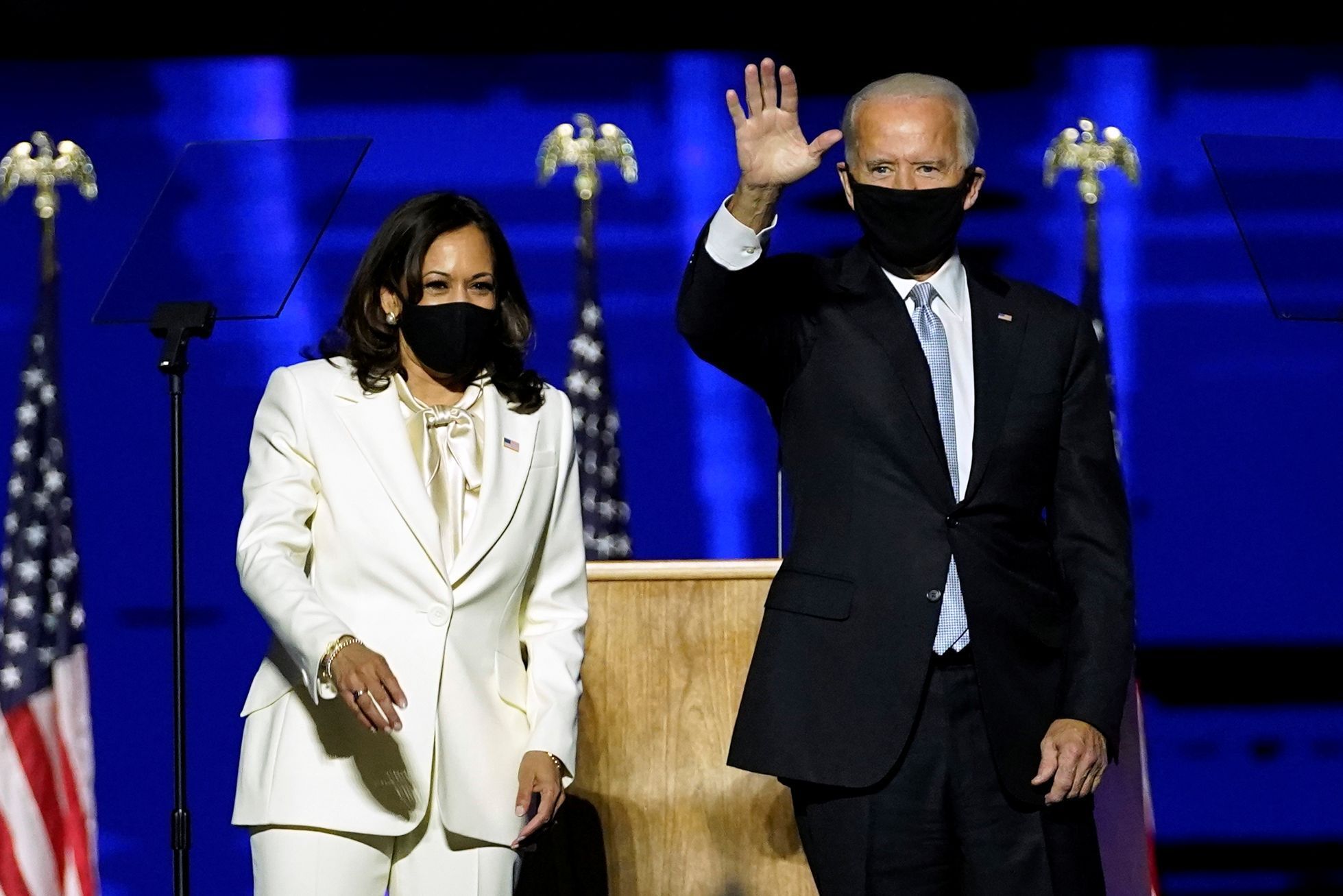Kamala Harrisová a Joe Biden slaví vítězství.