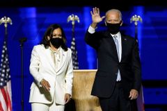 Biden přiběhl přednést vítězný projev. Vychladněme a pokročme dál, vyzval Američany