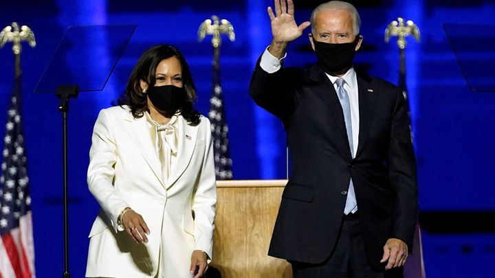 Biden přiběhl přednést vítězný projev. Vychladněme a pokročme dál, vyzval Američany