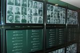 Na obrazovkách v památníku jsou neustále promítána jména zhruba 140 tisíc obětí jaderného útoku. Některé nebyly nikdy identifikovány.