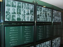 Na obrazovkách v památníku jsou neustále promítána jména zhruba 140 tisíc obětí jaderného útoku. Některé nebyly nikdy identifikovány.