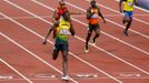 Jamajský sprinter Usain Bolt slaví vítězství ve sprintu na 200 metrů na OH 2012 v Londýně.