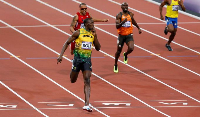 Jamajský sprinter Usain Bolt slaví vítězství ve sprintu na 200 metrů na OH 2012 v Londýně.