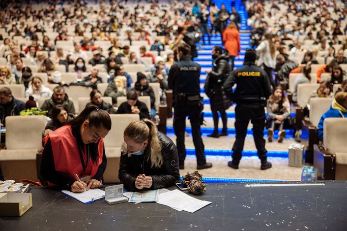 Záběr na sál Kongresového centra v Praze, kde bylo dne 4. 3. 2022 otevřeno centrum pro pomoc uprchlíkům z Ukrajiny.