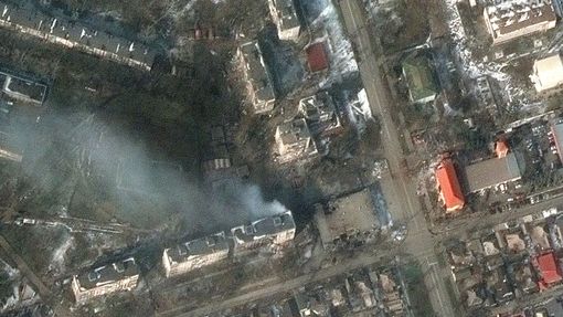 Satelitní snímky americké soukromé společnosti Maxar Technologies ukazují vyhořelé obytné budovy ve městě Mariupol.