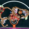 České basketbalistky bojují o míč s Chorvatkami v utkání skupiny A na OH 2012 v Londýně.
