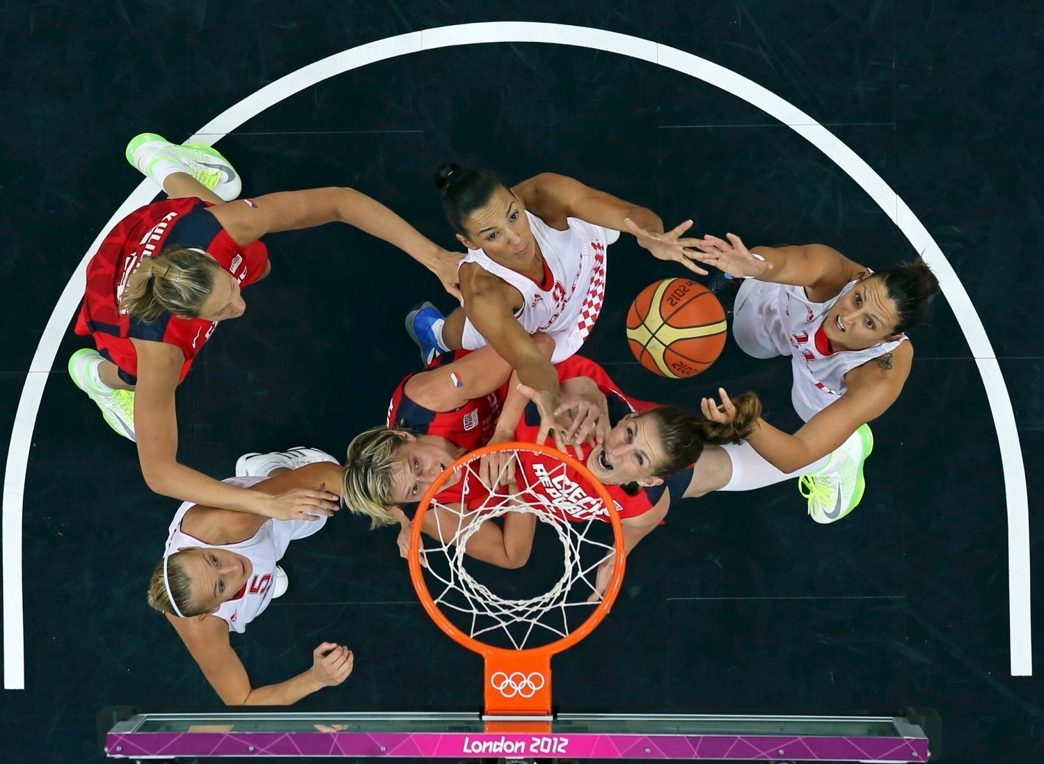 České basketbalistky bojují o míč s Chorvatkami v utkání skupiny A na OH 2012 v Londýně.