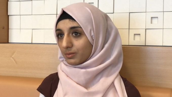 Tím, že se začneme bát, tak Islámskému státu otevíráme cestu, aby dosáhli svých cílů, říká studentka Eman Ghaleb.