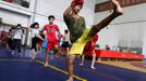 Ve sportovní škole v Changzhi, provincie Shanxi trénují žáci ve věku 10-17 let wushu a sanshu, tradiční čínská bojová umění.