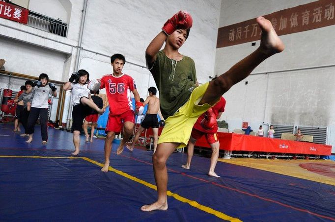 Ve sportovní škole v Changzhi, provincie Shanxi trénují žáci ve věku 10-17 let wushu a sanshu, tradiční čínská bojová umění.