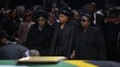 Winnie Mandela, někdejší žena exprezidenta (vlevo) a Graca Machel, vdova po Mandelovi (uprostřed) stojí u jeho rakve na pohřbu v Qunu.