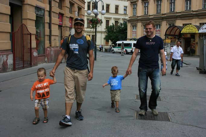 Zprava: Jindřich Vačkář a Franck Marchis a jejich synové Etian a Viktor, které před rokem adoptovali v souladu s platnými kalifornskými zákony