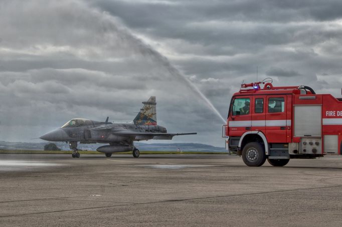 Česká armáda vybrala do svého leteckého parku nadzvukové bitevní letouny JAS-39 Gripen v roce 2001, objednávka zněla na 24 kusů za 60 miliard korun.