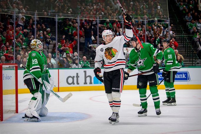 Chicagský útočník Dominik Kubalík slaví gól do sítě Jaka Oettingera z Dallasu.