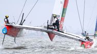New York, Spojené státy: tým SailGP F50 z Kanady s Gilesem Scottem u kormidla svádí souboj s větrem a soupeři v kulisách newyorského přístavu.