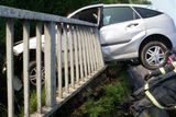 Řidič Fordu Focus při nehodě přerazil zábradlí mostu přes řeku Litavu.