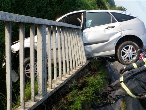 Auto prorazilo u Měnína na Brněnsku most