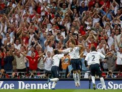 Angličan Michael Owen se raduje z gólu v síti Izraele - kvalifikace Eura 2008 Anglie vs. Izrael.