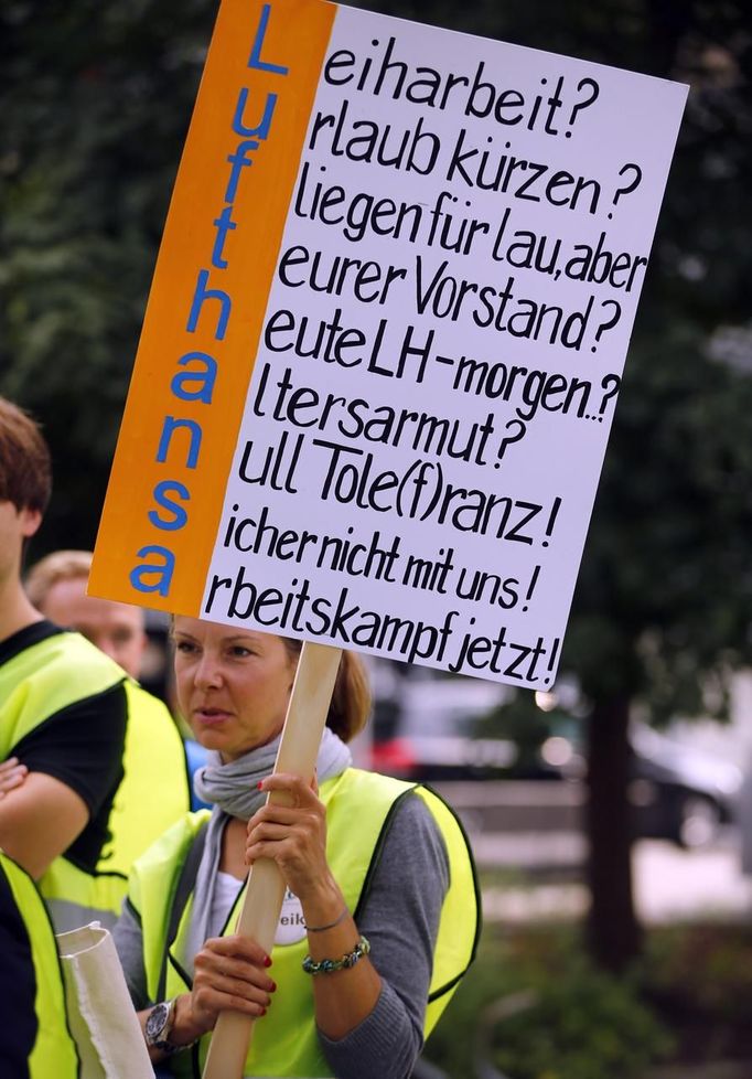 A member of Lufthansa's cabin crew union (UFO) holds a sign at strike rally outside Munich Airport, September 4, 2012. Deutsche Lufthansa, Germany's biggest airline, cancelled hundreds of flights in Frankfurt, Berlin and Munich on Tuesday as cabin crew launched a second round of strikes in a row over pay and conditions. The strike action follows a walkout on Friday that left 26,000 passengers stranded and caused millions of euros in lost revenues. REUTERS/Michael Dalder (GERMANY - Tags: POLITICS BUSINESS EMPLOYMENT TRANSPORT CIVIL UNREST) Published: Zář. 4, 2012, 12:32 odp.