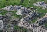 Obytné budovy srovnané se zemí a krátery po střelách ve městě Marjinka, snímek z 11. května 2023.
