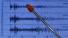 Japan Meteorological Agency's earthquake and tsunami observations division director Akira Nagai points at a graph of ground motion waveform data observed in the morning in Japan during a news conference in Tokyo February 12, 2013. Seismic activities detected at around 0300 GMT in North Korea may be the result of a nuclear test, Japan's top government spokesman said on Tuesday. REUTERS/Toru Hanai (JAPAN - Tags: POLITICS MILITARY) Published: Úno. 12, 2013, 5:56 dop.