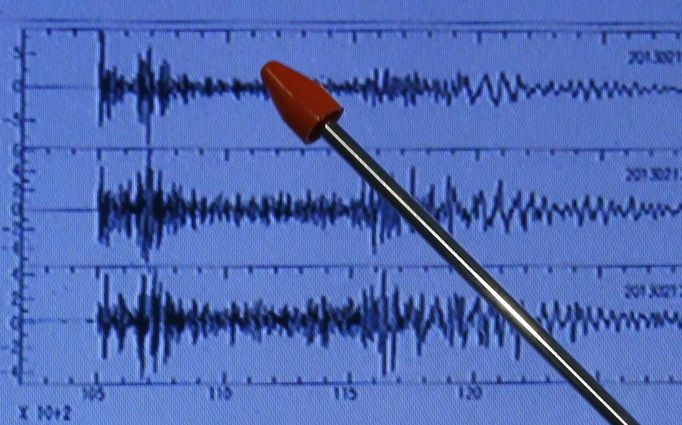 Japan Meteorological Agency's earthquake and tsunami observations division director Akira Nagai points at a graph of ground motion waveform data observed in the morning in Japan during a news conference in Tokyo February 12, 2013. Seismic activities detected at around 0300 GMT in North Korea may be the result of a nuclear test, Japan's top government spokesman said on Tuesday. REUTERS/Toru Hanai (JAPAN - Tags: POLITICS MILITARY) Published: Úno. 12, 2013, 5:56 dop.