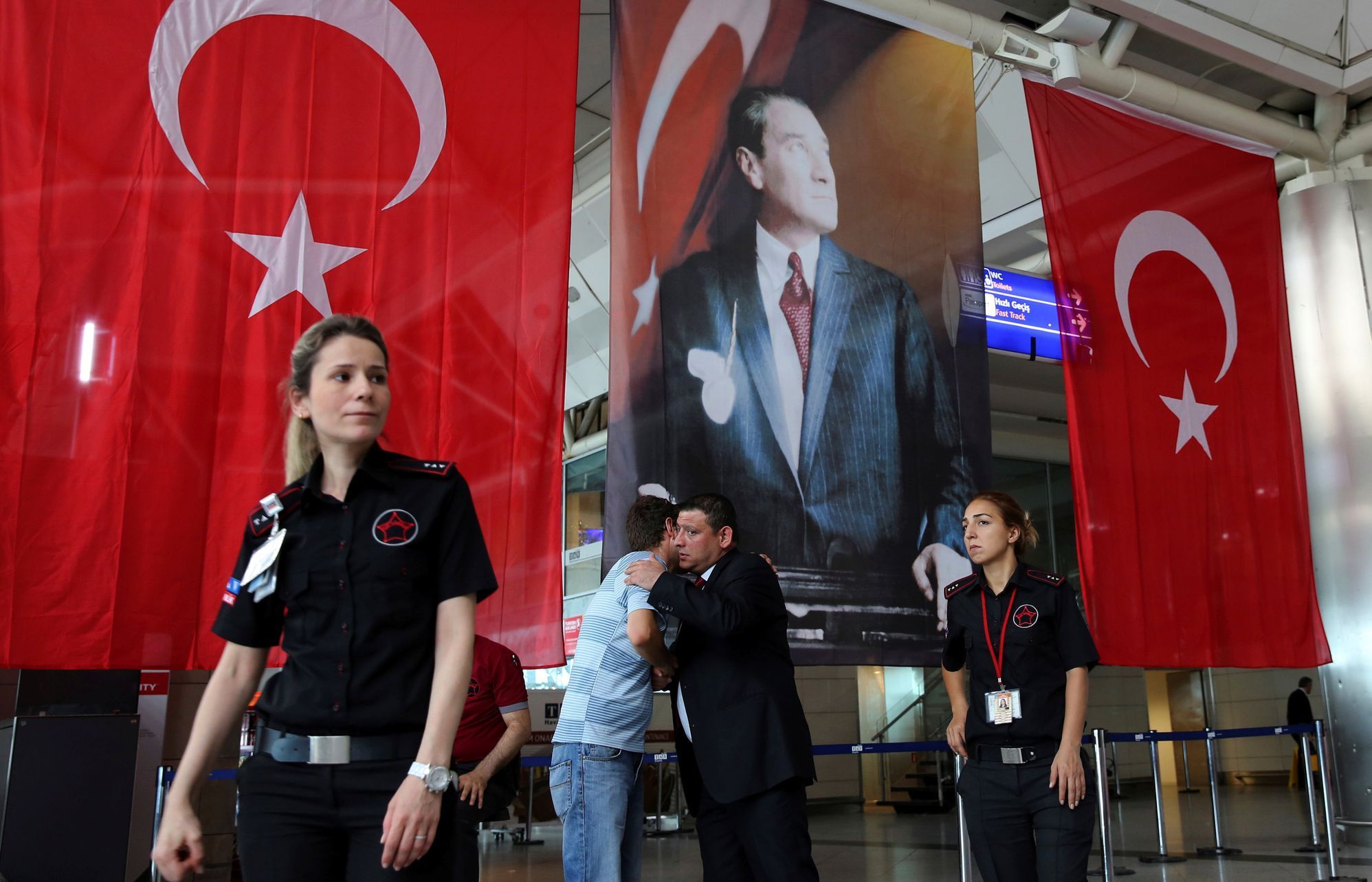 Turecké vlajky na půl žerdi po teroristickém útoku na letišti v Istanbulu.