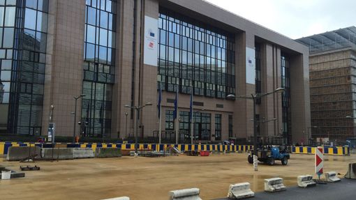 Prázdné budovy evropských institucí o víkendu téměř nikdo nehlídá. Evropská komise je ale v kontaktu s belgickými úřady a je připravena zareagovat.
