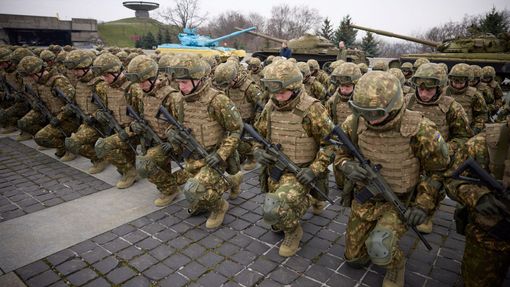 Příslušníci ukrajinské Národní gardy si připomněli v Kyjevě své kolegy, kteří padli ve válce s Ruskem.