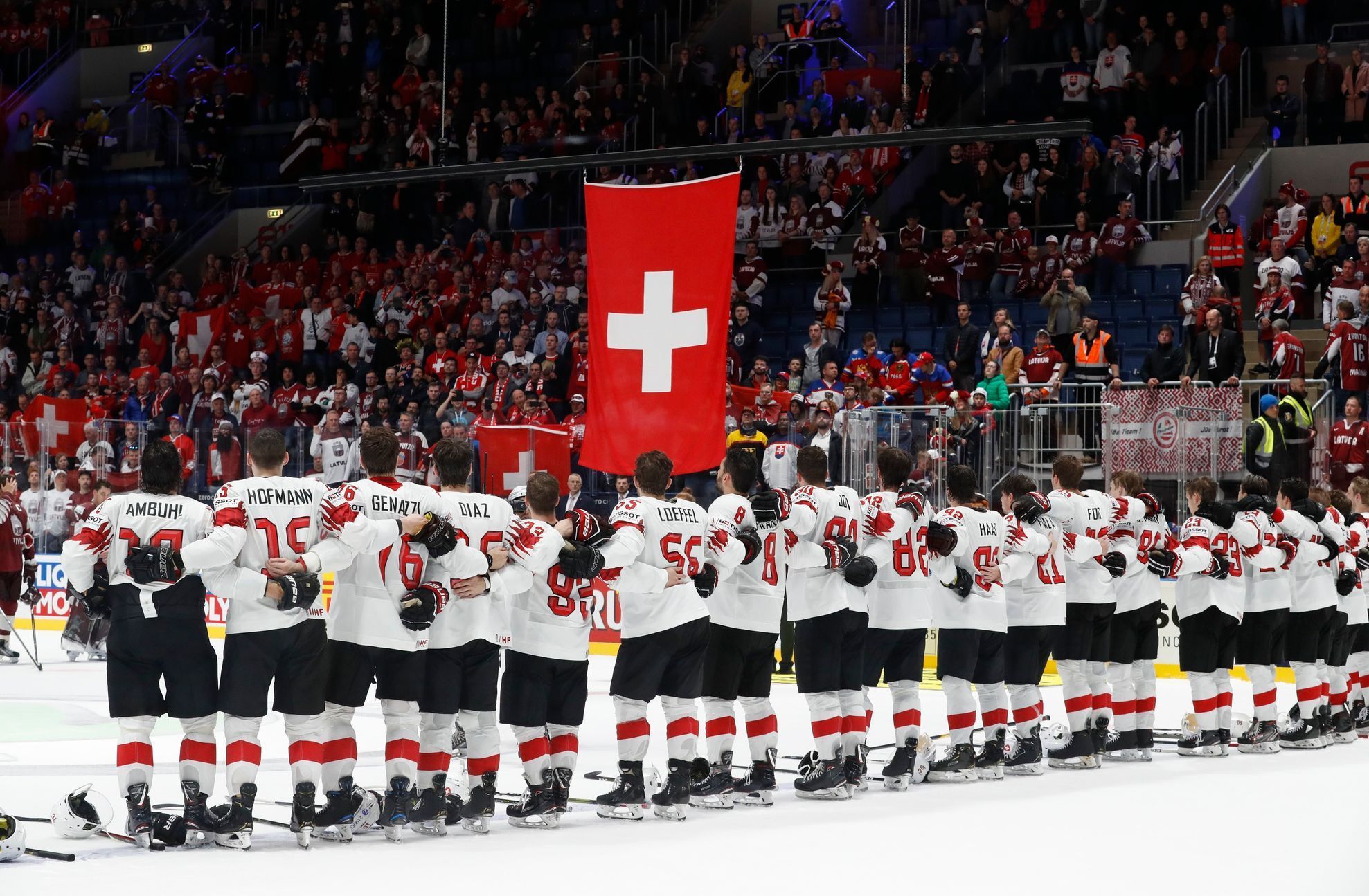 Švýcarští hokejisté slaví vítězství nad Lotyšskem na MS 2019