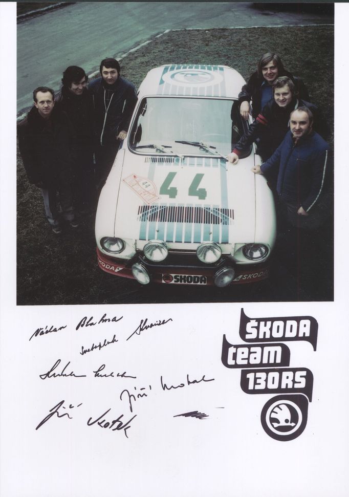 Oficiální foto závodníků Škoda Team 130 RS s podpisy (vlevo zpředu: Hlávka, Kotek, Motal, vpravo zpředu: Blahna, Kvaizar, Zapadlo) po návratu z Rallye Monte Carlo 1977.