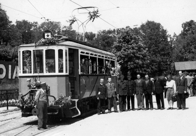 Znakem rudé hvězdy byla vybavena i vozidla městské hromadné dopravy. Tato fotografie byla pořízena v roce 1947 na konečné tramvaje v centru Budapešti.