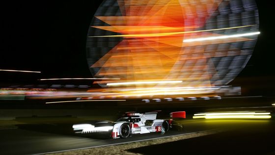 Prohlédněte si galerii z víkendového vytrvalostního závodu 24 hodin Le Mans, v němž jezdci Porsche ukončili dlouholetou nadvládu značky Audi i naftových motorů.