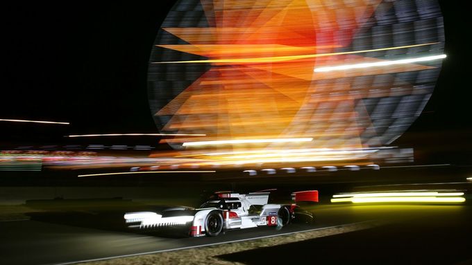 Prohlédněte si galerii z víkendového vytrvalostního závodu 24 hodin Le Mans, v němž jezdci Porsche ukončili dlouholetou nadvládu značky Audi i naftových motorů.