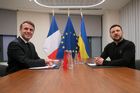 Šéf NATO nadbíhal Trumpovi a Macron ohlásil: "Seriózní návrhy nejsou na stole"
