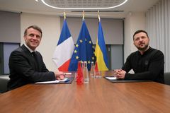 Šéf NATO nadbíhal Trumpovi a Macron ohlásil: "Seriózní návrhy nejsou na stole"