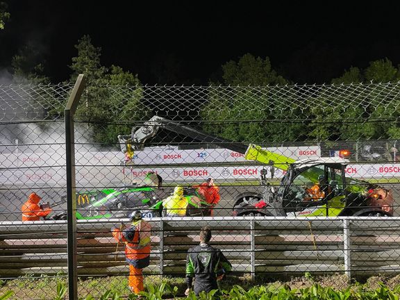 Noc na Hunaudiéres. I díky lampám a světlům projíždějících aut je velmi dobře vidět.