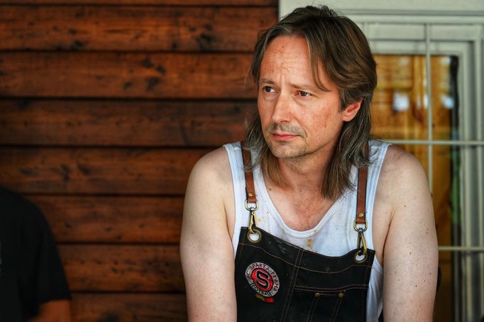 Jaroslav Plesl jako kuchař Lojza v romantické komedii Naše léto.