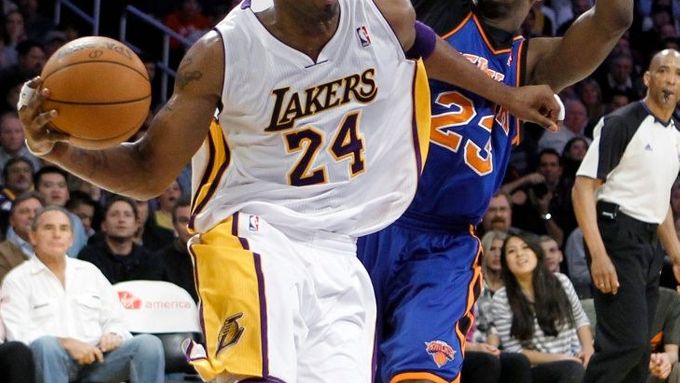 Lakers vs. Knicks. Vypjatý zápas NBA sledovaly hvězdy Hollywoodu