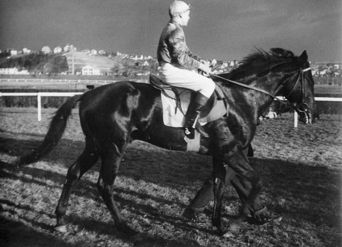 Jezdec Vlastimil Vaňátko, proslavil se tím, že v květnu 1945 zachránil koně z hořících stájí, které v Chuchli zapálily ustupující jednotky SS v samém závěru války.