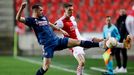 Granit Xhaka  a Lukáš Provod v odvetě čtvrtfinále Evropské ligy Slavia - Arsenal