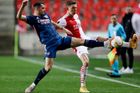 Granit Xhaka  a Lukáš Provod v odvetě čtvrtfinále Evropské ligy Slavia - Arsenal