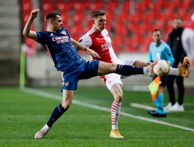 Granit Xhaka  a Lukáš Provod v odvetě čtvrtfinále Evropské ligy Slavia - Arsenal