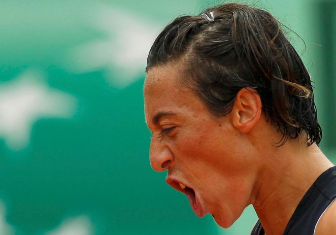 Italská tenistka Francesca Schiavoneová se raduje z vítězství nad Bulharkou Tsvetlanou Pironkovou po 2. kole French Open 2012.