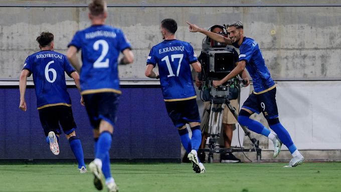 Fotbalisté Kosova slaví gól v utkání na Kypru, které vyhráli i bez vyřazených opor