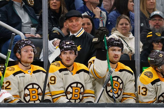 Trenér Jim Montgomery na střídačce Bostonu